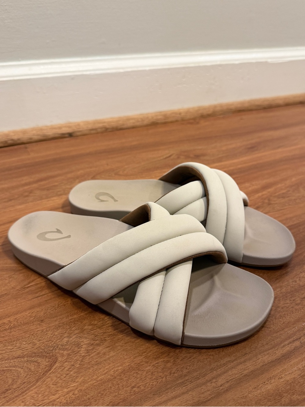 OluKai Hila Puffy Sandals - Women's size 9